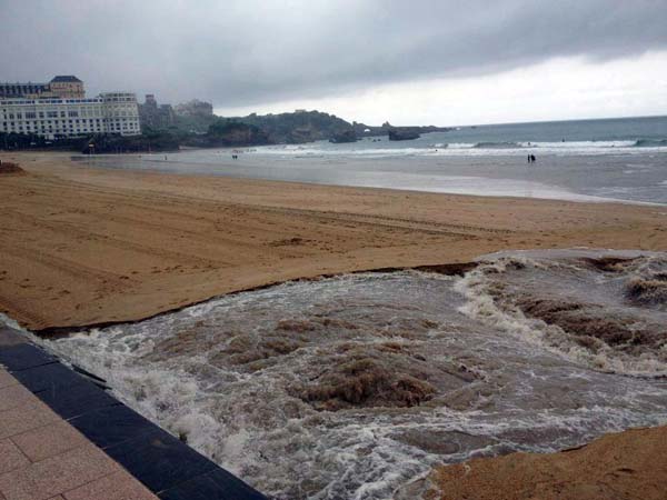les égouts déversés dans la mer à Biarritz