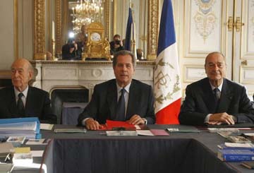 Jean-Louis Debré au centre en compagnie de Jacques Chirac à droite et Valéry Giscard d'Estaing archives-lepost.huffingtonpost.fr